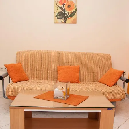 Modern Eingerichtete Orange By Interhome كومارنا