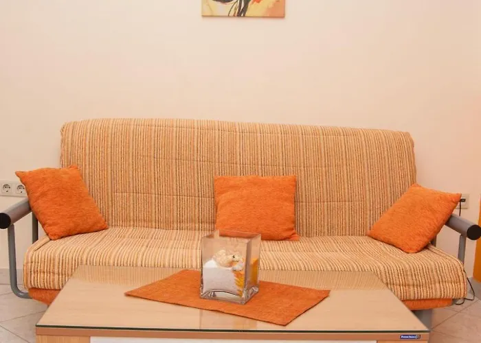 Modern Eingerichtete Orange By Interhome 科马尔纳